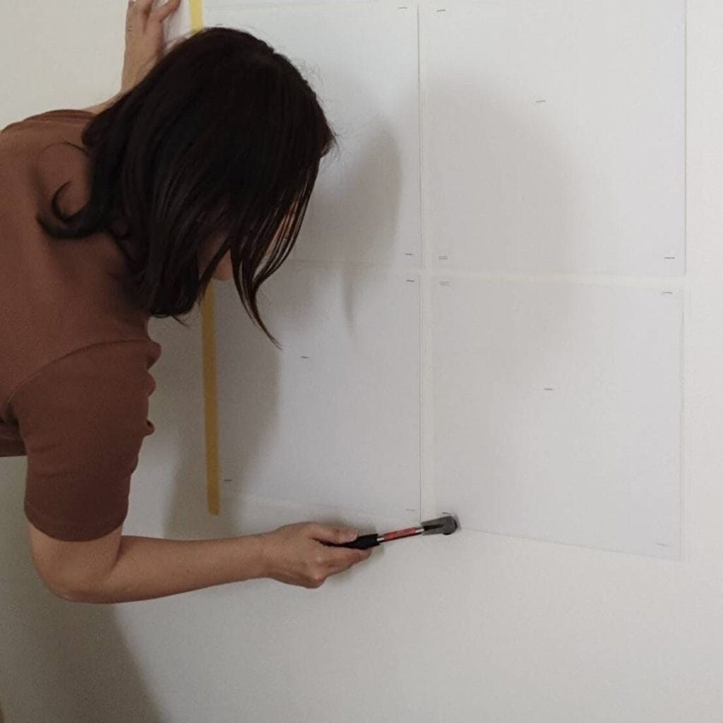 エコカラットセルフのベースカッターで打ち付けてベースが付いたあと実際にタッカーの針を修正している画像